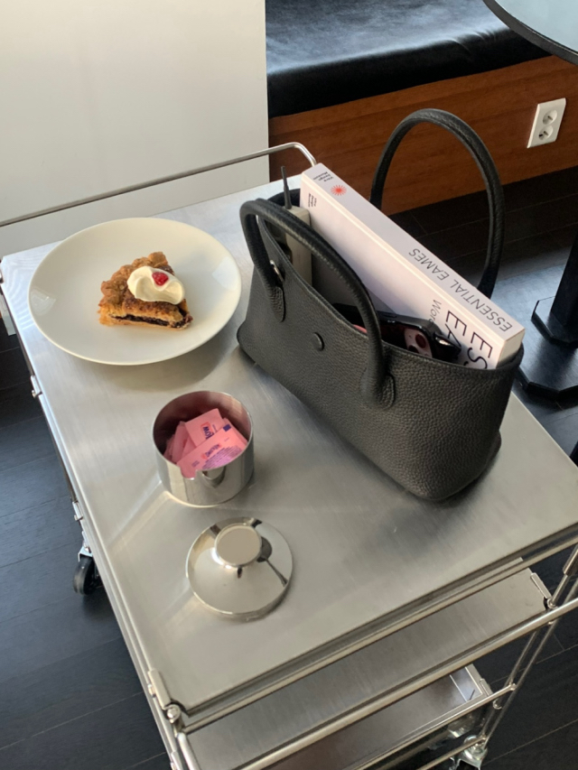 ANNA AMMONS Classic Garden Bucket Bag - Minimalist Leather Tote with Detachable Shoulder Strap - ANNA AMMONS